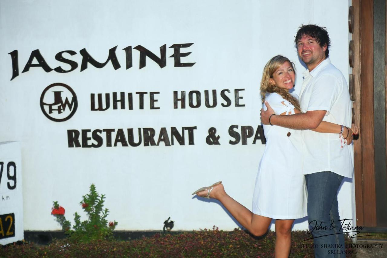 Jasmine White House Restaurant & Spa 디크웰라 외부 사진